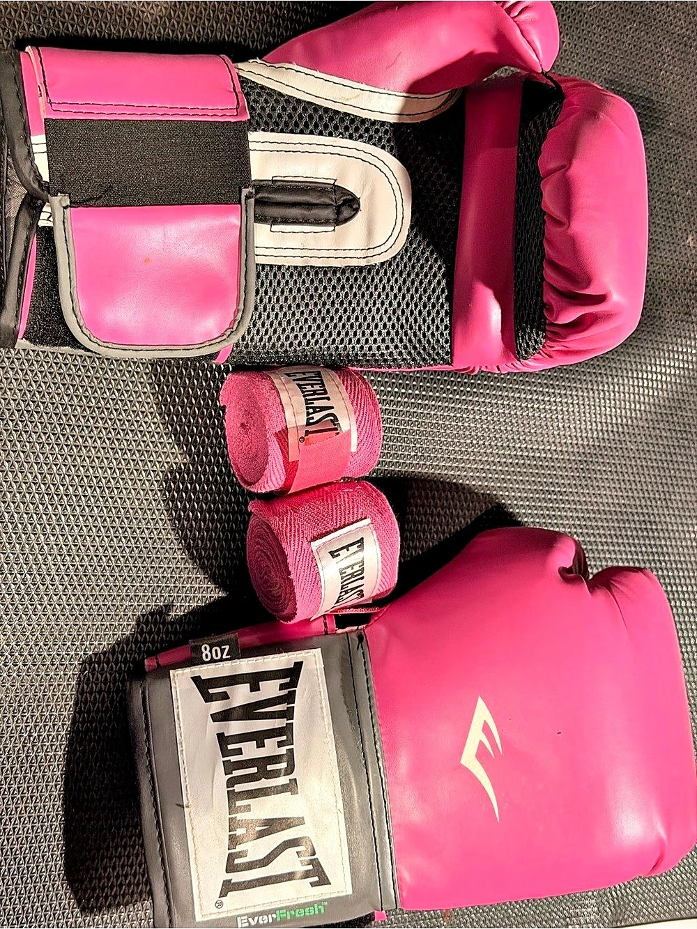 New! Everlast Pro Style Training Boxing Gloves 8oz and Hand Wraps Set Pink & Blk